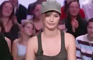 XXX पूल में Busty सेक्सी पिक्चर भेजो वीडियो में बेब