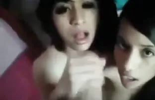 XXX बहुत सुन्दर समलैंगिक हिंदी में सेक्सी पिक्चर हिंदी में सेक्सी पिक्चर caresses अपने डिक
