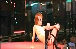 XXX एक आदमी एक रसीला जवान औरत सेक्सी हिंदी में पिक्चर से मुलाकात की और उसे बिस्तर पर घसीटा