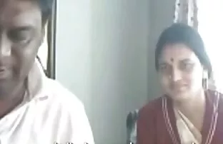XXX नग्न गुड़िया सीखता है करने के लिए पकड़ उसके सांस के तहत सेक्सी सेक्सी पिक्चर वीडियो में पानी